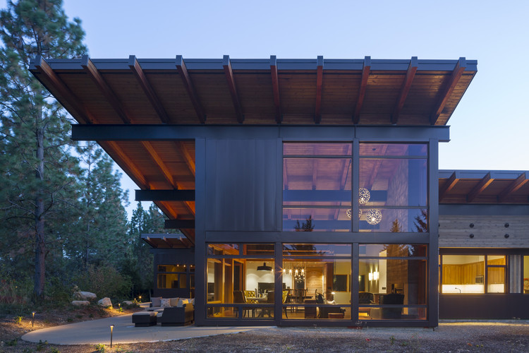 Tumble Creek Cabin / Coates Design Architects